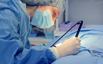 Bác sĩ phẫu thuật thực hiện một ca phẫu thuật để tăng dương vật của một người đàn ông