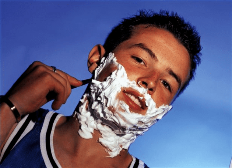 thiếu niên cạo râu và nghĩ đến việc làm to dương vật