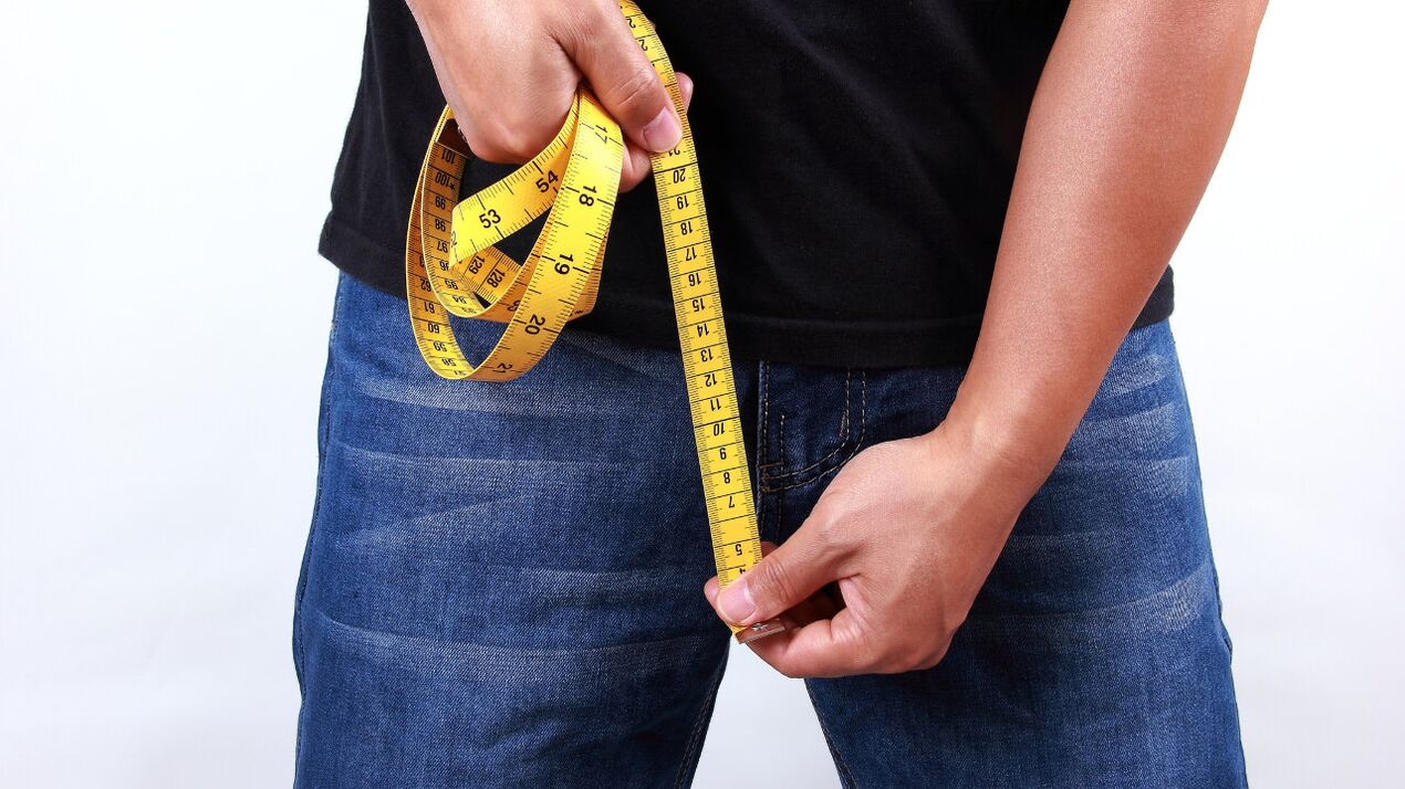 người đàn ông đo dương vật trước khi mở rộng