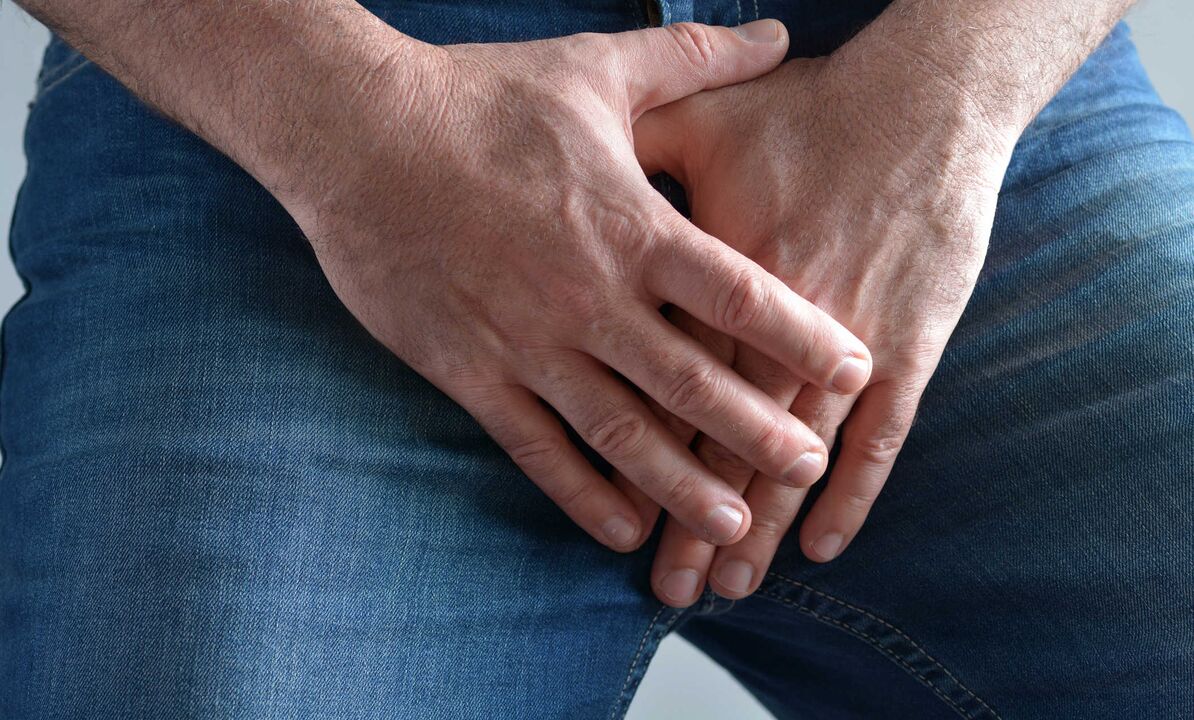 Một người đàn ông bị khó chịu ở háng do cấy ghép cơ vi phẫu vào dương vật